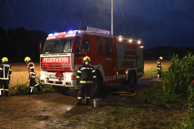 Verkehrsunfall in Wolfern: Lenkerin nach Überschlag in Maisfeld mit Hand unter Auto eingeklemmt