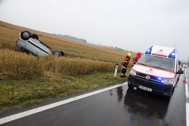Auto bei Unfall in Kronstorf in Feld überschlagen
