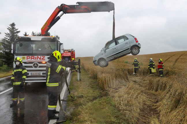 Auto bei Unfall in Kronstorf in Feld überschlagen
