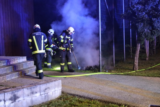 Nächtlicher Brand einer Großraummülltonne vor Jugendzentrum in Wels-Neustadt