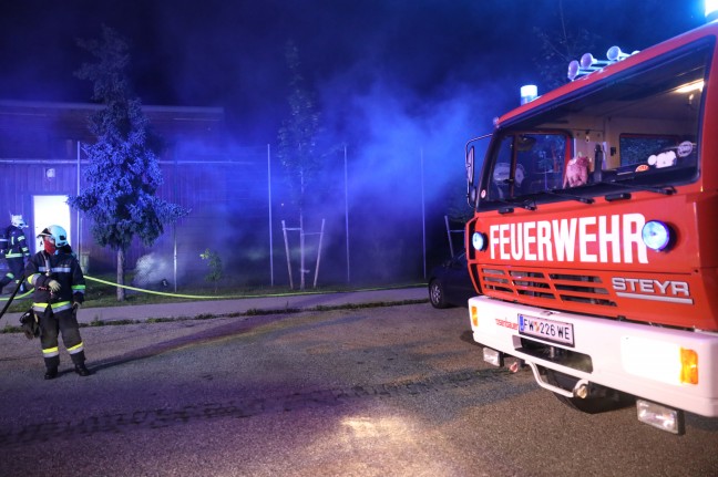 Nächtlicher Brand einer Großraummülltonne vor Jugendzentrum in Wels-Neustadt