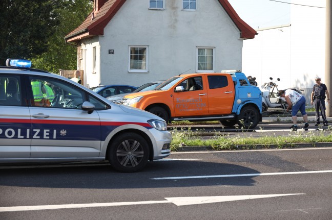 Lenker eines Motorrollers nach Unfall in Linz-Neue Heimat unter Kleintransporter eingeklemmt