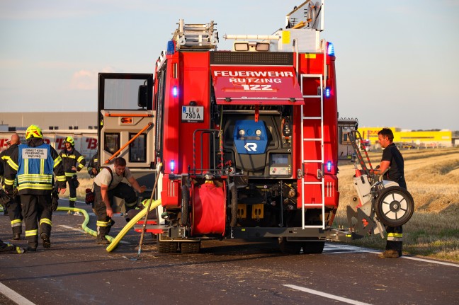 Drei Feuerwehren bei Brand einer landwirtschaftlichen Pellet-Erntemaschine in Hörsching im Einsatz