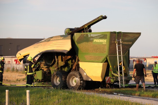 Drei Feuerwehren bei Brand einer landwirtschaftlichen Pellet-Erntemaschine in Hrsching im Einsatz