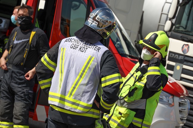 Drei Feuerwehren bei Brand von Filtertüchern bei Entsorgungsunternehmen in Pinsdorf im Einsatz