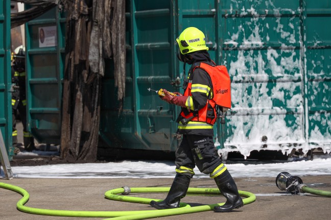 Drei Feuerwehren bei Brand von Filtertüchern bei Entsorgungsunternehmen in Pinsdorf im Einsatz