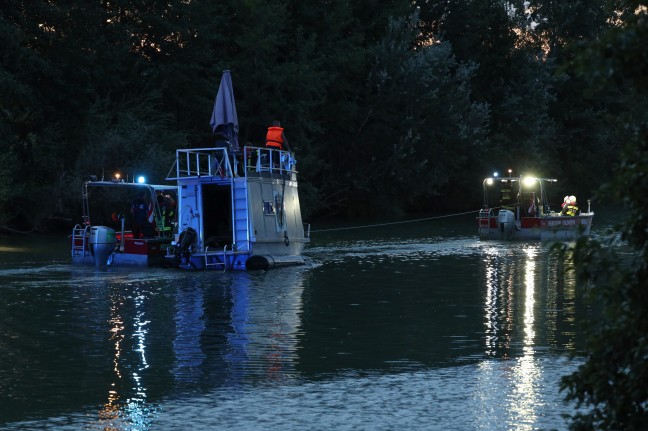 Großeinsatz bei Bootsunfall auf der Donau bei Feldkirchen an der Donau