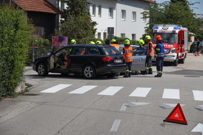 Autos verkeilt: Aufräumarbeiten nach Kreuzungskollision in Marchtrenk