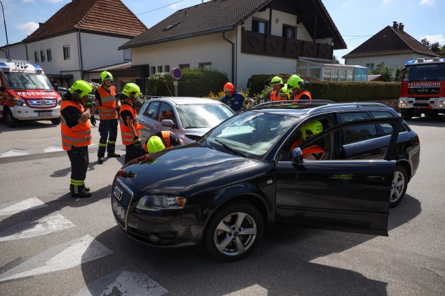 Autos verkeilt: Aufräumarbeiten nach Kreuzungskollision in Marchtrenk