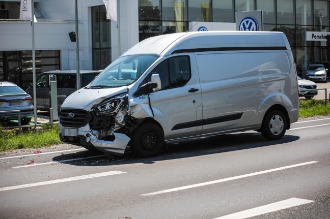 Zwei Verletzte bei Auffahrunfall auf Wiener Straße in Wels