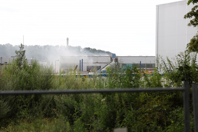 Brandeinsatz bei Abfallverwertungsunternehmen in Wels-Schafwiesen
