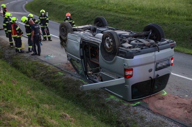 Lenker verletzt: Kleinbus nach Überschlag in Vorchdorf am Dach liegend zum Stillstand gekommen