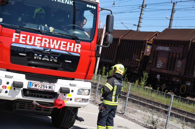 Brand einer Bremse eines Güterzugwaggons in Marchtrenk sorgt für Einsatz der Feuerwehr