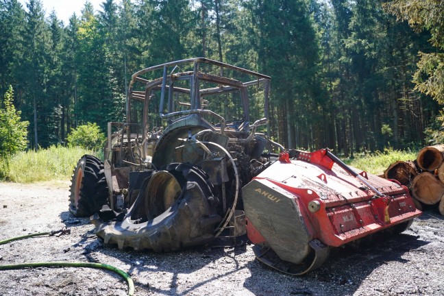 Traktor samt Forstmulcher im Weilharsforst in Hochburg-Ach in Vollbrand