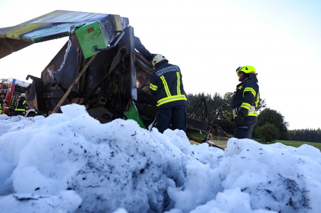 Sechs Feuerwehren bei Brand einer Strohpresse in Taufkirchen an der Trattnach im Einsatz