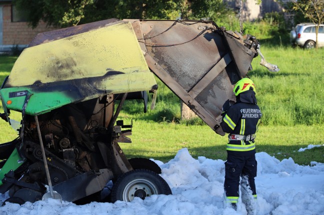 Sechs Feuerwehren bei Brand einer Strohpresse in Taufkirchen an der Trattnach im Einsatz