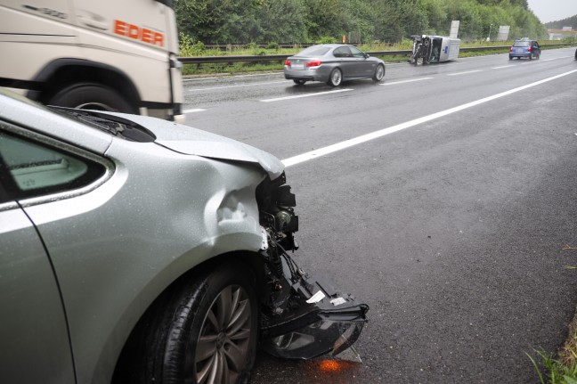 Kleintransporter nach Unfall auf Innkreisautobahn bei Wels-Oberthan umgestürzt