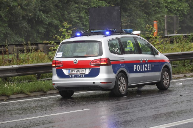 Kleintransporter nach Unfall auf Innkreisautobahn bei Wels-Oberthan umgestürzt