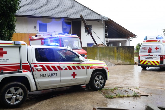 Personenrettung in Nußbach: Frau nach Sturz am Dachboden durch Höhenretter und Drehleiter gerettet