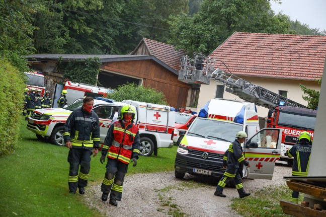 Personenrettung in Nußbach: Frau nach Sturz am Dachboden durch Höhenretter und Drehleiter gerettet