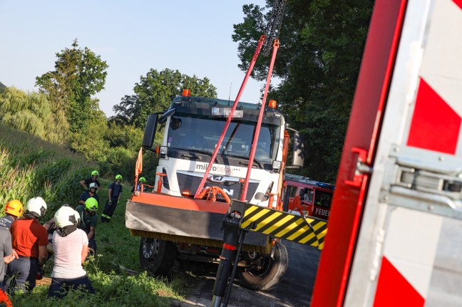 Komplizierte Bergung eines Baustellen-LKWs in Piberbach - Kranfahrzeug der Feuerwehr im Einsatz