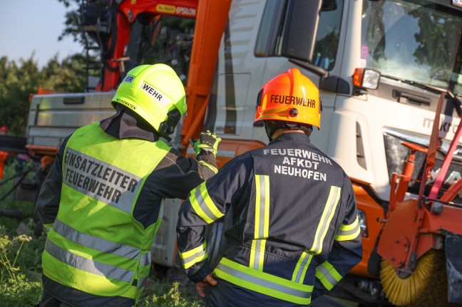 Komplizierte Bergung eines Baustellen-LKWs in Piberbach - Kranfahrzeug der Feuerwehr im Einsatz