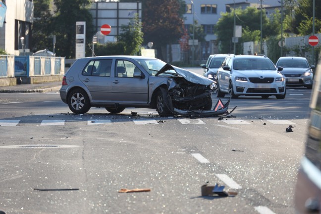 Auto überschlagen: Schwerer Kreuzungscrash in Wels-Pernau fordert zwei Verletzte