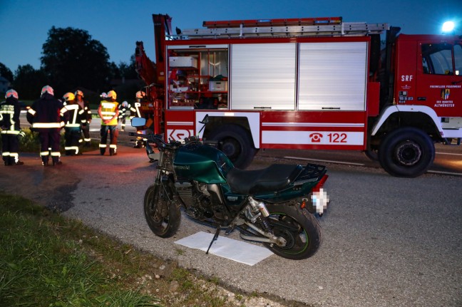 Schwerer Crash zwischen Motorrad und PKW auf Salzkammergutstraße bei Altmünster