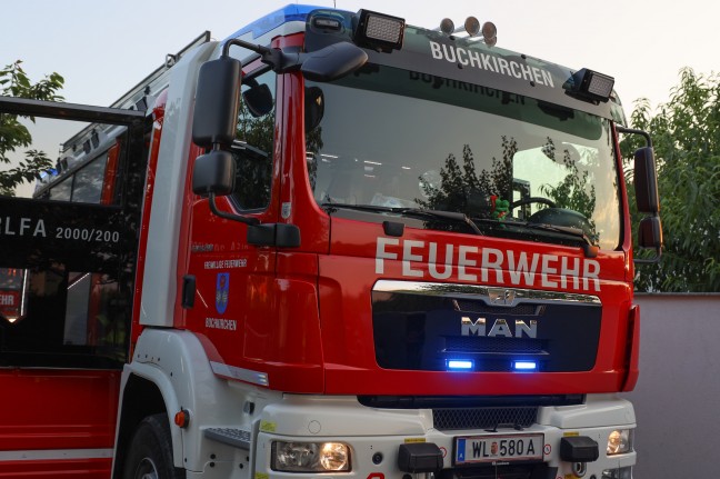 Mopedauto ruckelt und raucht plötzlich - Einsatz der Feuerwehren in Buchkichen