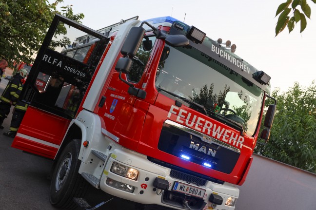 Mopedauto ruckelt und raucht plötzlich - Einsatz der Feuerwehren in Buchkichen