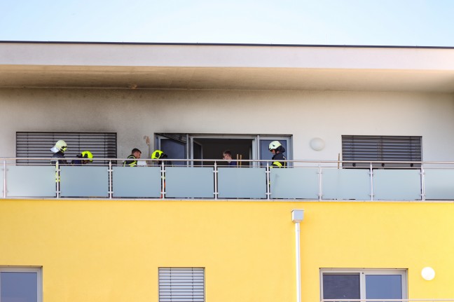 Vier Feuerwehren bei Balkonbrand bei Wohn- und Gasthauses in Haibach ob der Donau im Einsatz