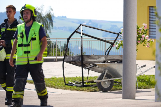 Vier Feuerwehren bei Balkonbrand bei Wohn- und Gasthauses in Haibach ob der Donau im Einsatz