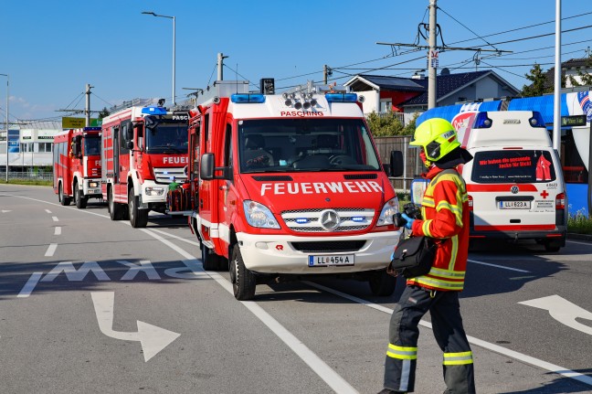 Kollision mit Straßenbahn: Schwerer Verkehrsunfall auf "Trauner-Kreuzung" bei Pasching