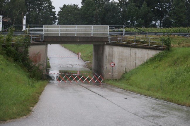 Personenrettung: Auto in überfluteter Unterführung in Inzersdorf im Kremstal eingeschlossen