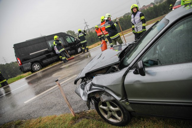 Aufräumarbeiten nach Verkehrsunfall in Sipbachzell