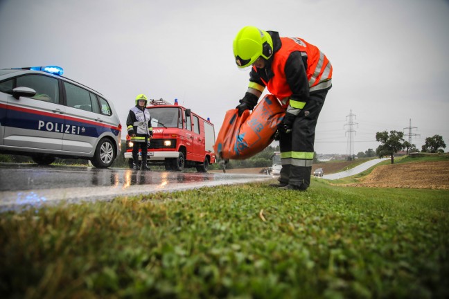 Aufräumarbeiten nach Verkehrsunfall in Sipbachzell