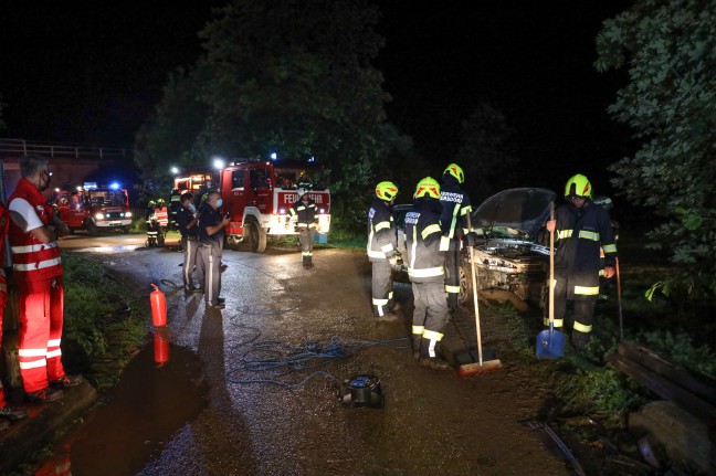Auto gegen Brückengeländer: Unfalllenker löst Suchaktion samt Taucher in Inzersdorf im Kremstal aus
