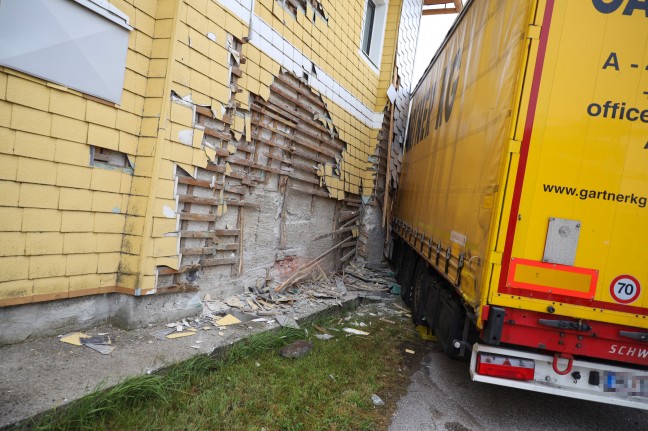 Sattelzug in Steinerkirchen an der Traun gegen Hausfassade eines Gasthauses gekracht