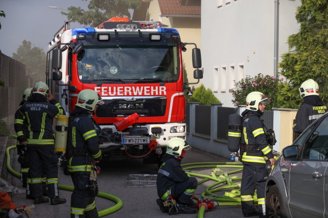 Großeinsatz bei ausgedehntem Kellerbrand in einem Einfamilienhaus in Wels-Lichtenegg