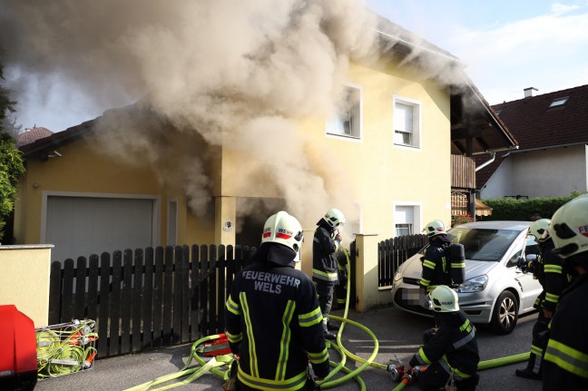 Großeinsatz bei ausgedehntem Kellerbrand in einem Einfamilienhaus in Wels-Lichtenegg