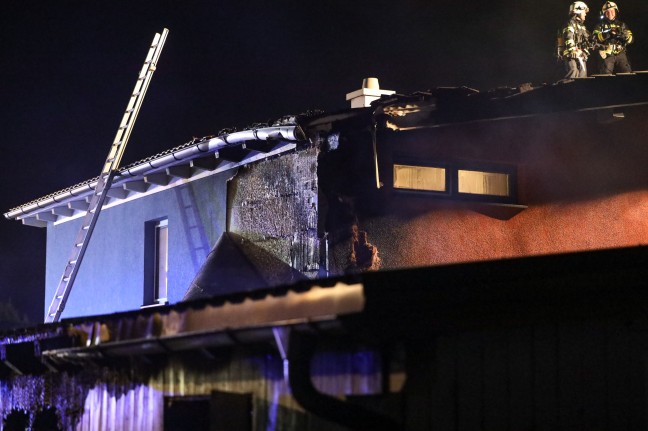 Vier Feuerwehren bei auf Wohnhaus übergreifendem Carport-Brand in Sierning im Einsatz