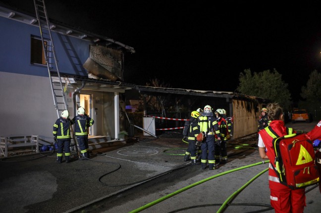 Vier Feuerwehren bei auf Wohnhaus übergreifendem Carport-Brand in Sierning im Einsatz