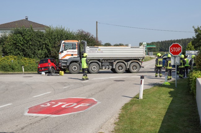 Unfalllenkerin (76) erlag nach Kollision zwischen Mopedauto und LKW im Klinikum ihren Verletzungen