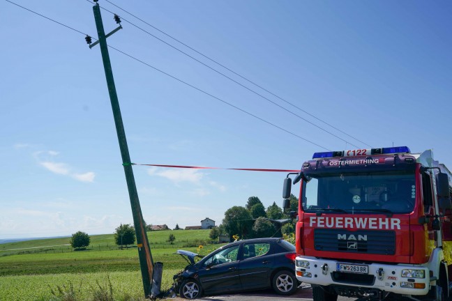 Auto krachte bei Ostermiething gegen Strommast einer Mittelspannungsleitung