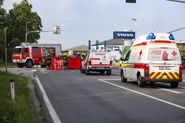 Tödliche Kollision zwischen Auto und LKW auf Wiener Straße bei Gunskirchen