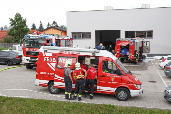 Feuerwehr bei Brand von Schleifschlamm in einem Unternehmen in Laakirchen im Einsatz