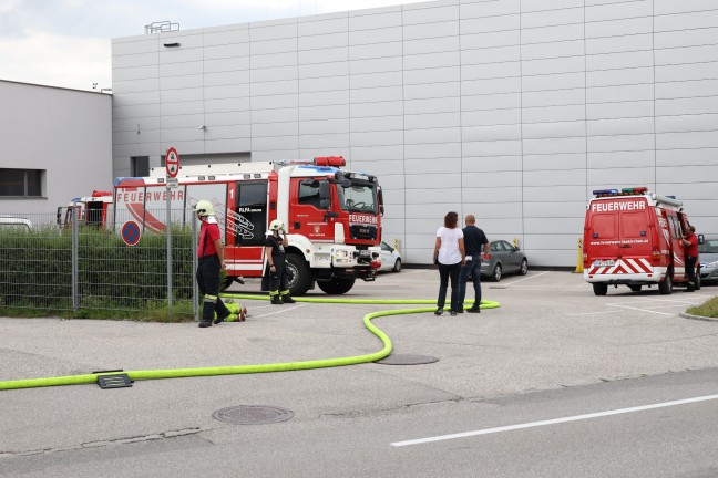 Feuerwehr bei Brand von Schleifschlamm in einem Unternehmen in Laakirchen im Einsatz