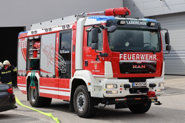 Feuerwehr bei Brand von Schleifschlamm in einem Unternehmen in Laakirchen im Einsatz