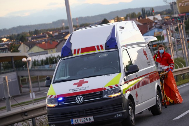 Verkehrsunfall auf Kremstalstraße in Leonding fordert eine verletzte Person