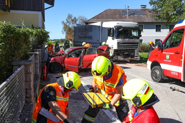 Menschenrettung nach schwerem Verkehrsunfall zwischen PKW und LKW in Vorchdorf